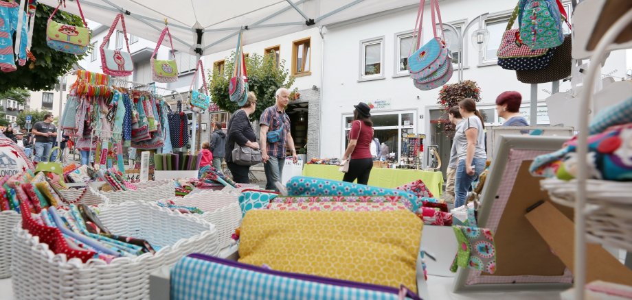 Besucher bummeln über den Frühlingsmarkt.