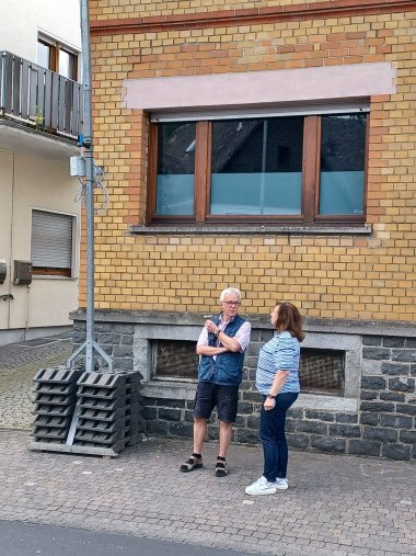 Ortsbürgermeisterin Carmen Diedenhoven und der Ortsbeigeordnete Ulrich Neuroth an der neu aufgestellten Ampel an der Hauptstraße in Niederelbert.