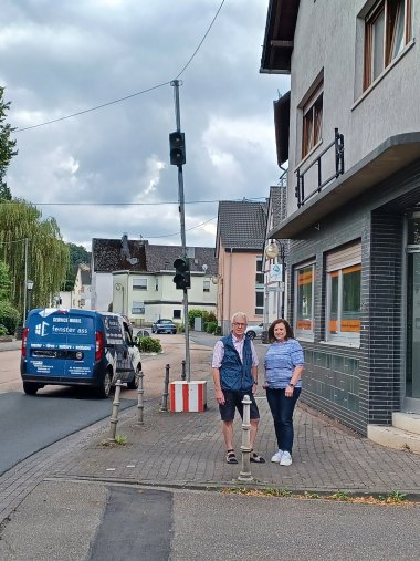 Ortsbürgermeisterin Carmen Diedenhoven und der Ortsbeigeordnete Ulrich Neuroth an der neu aufgestellten Ampel an der Hauptstraße in Niederelbert.