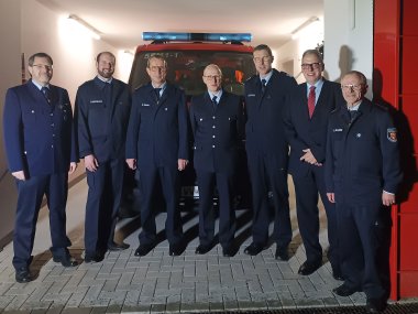 Die Verantwortlichen der Feuerwehr und der Verbandsgemeinde gratulieren dem neuen Stellvertretenden Wehrführer Claus Sassen.