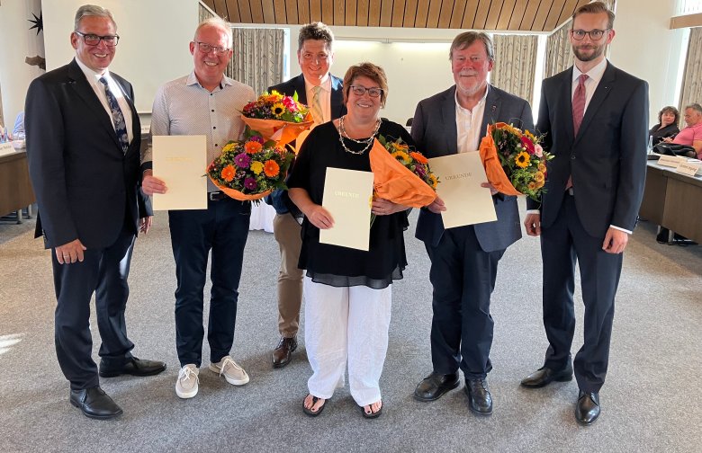 die neuen ehrenamtlichen Beigeordneten gemeinsam mit dem Ersten Beigeordnete Andree Stein und Bürgermeister Ulrich Richter-Hopprich.