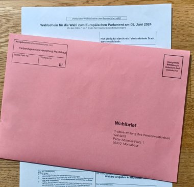 Der rote Wahlbriefumschlag für die Europawahl.