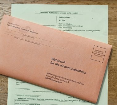 Der orangefarbene Wahlbriefumschlag für die Kommunalwahlen.