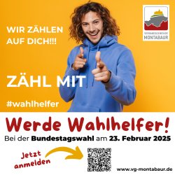 Ein junger Mann mit lockigem Haar und blauer Kapuzenjacke zeigt lachend in die Kamera, vor einem orangefarbenen Hintergrund. Text: 'WIR ZÄHLEN AUF DICH!!! ZÄHL MIT. #wahlhelfer.' Darunter: 'Werde Wahlhelfer! Bei der Bundestagswahl am 23. Februar 2025.' Ein Pfeil zeigt auf einen QR-Code mit der Aufforderung 'Jetzt anmelden.' Logo der Verbandsgemeinde Montabaur oben rechts.