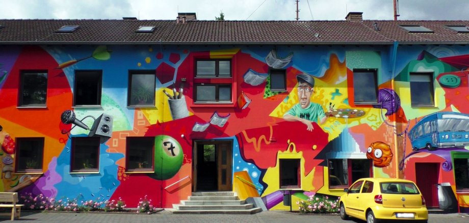 Das Bild zeigt die bunt bemalte Außenfassade vom Haus der Jugend Montabaur